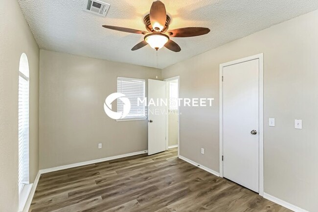 Building Photo - 3 Bedroom Pet-Friendly Home in Midwest City, OK with Main Street Renewal