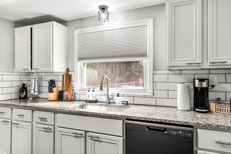 Building Photo - 8254 Mary Ann Ave