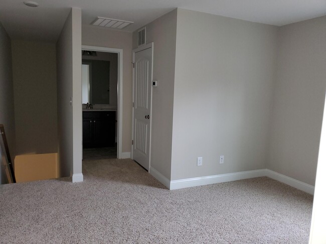 Building Photo - 560 Hampstead Pl