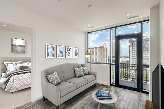 Primary Photo - 1211 Caroline St