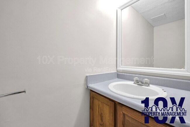 Building Photo - 1080 Viewpointe Dr