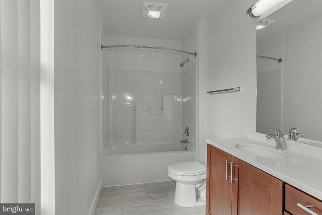 Building Photo - 905 N Arlington Blvd