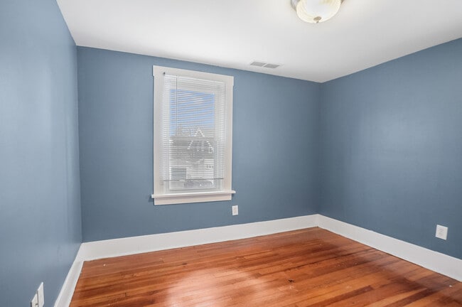 Building Photo - 423 S Maple Ave