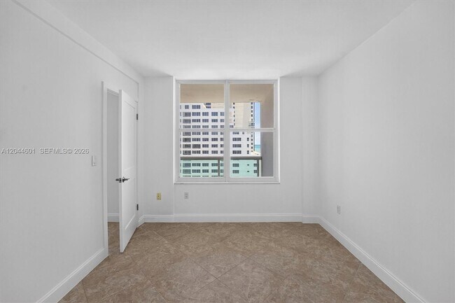 Building Photo - 5001 Collins Ave