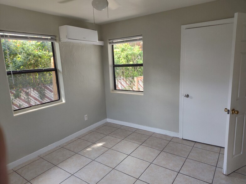 Building Photo - 318 N Oleander Ave