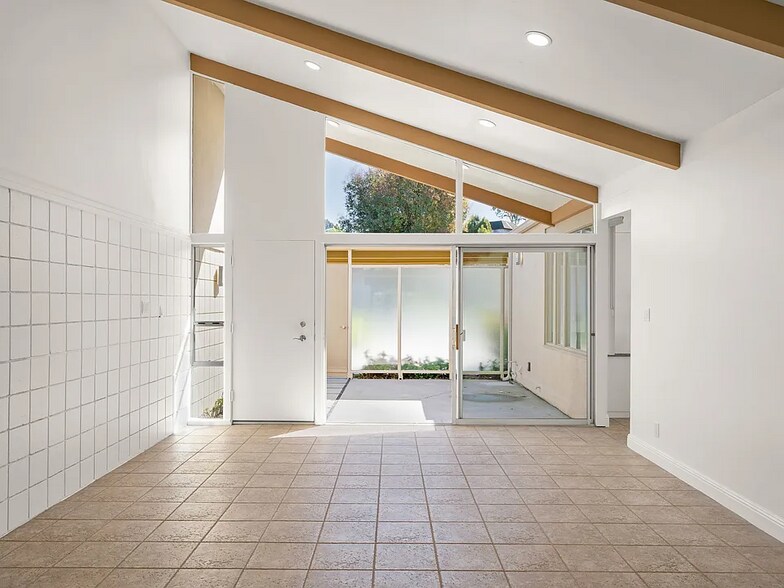 Building Photo - 4174 Del Mar Ave