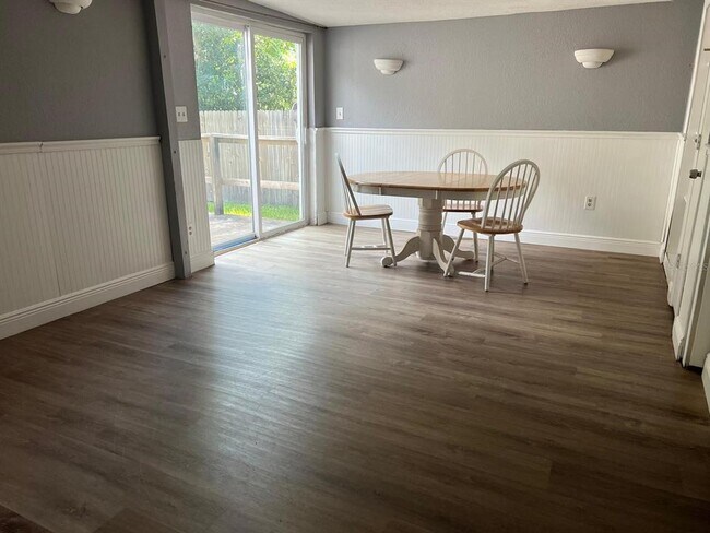 Building Photo - 4824 Sunset Rd