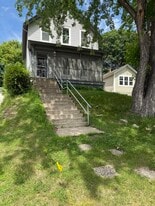 Building Photo - 902 Maple St W