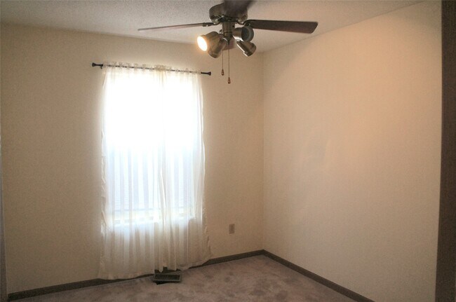 Building Photo - 1420 Royal Oak Ct
