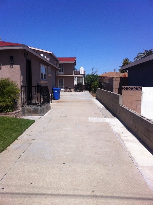 Building Photo - 2421 Rockefeller Ln