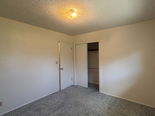 Building Photo - 2636 Hickory Dr