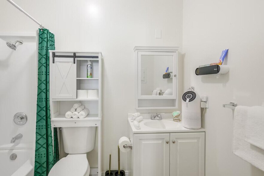 Building Photo - 2658-72 Broadway