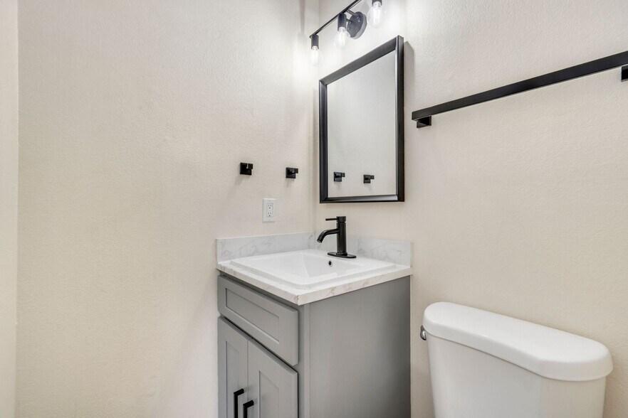 Building Photo - 1618 Banyan Dr