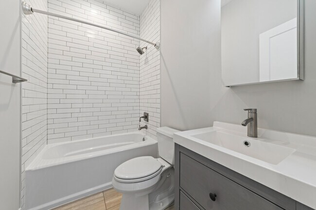 Building Photo - 1472 W Summerdale Ave