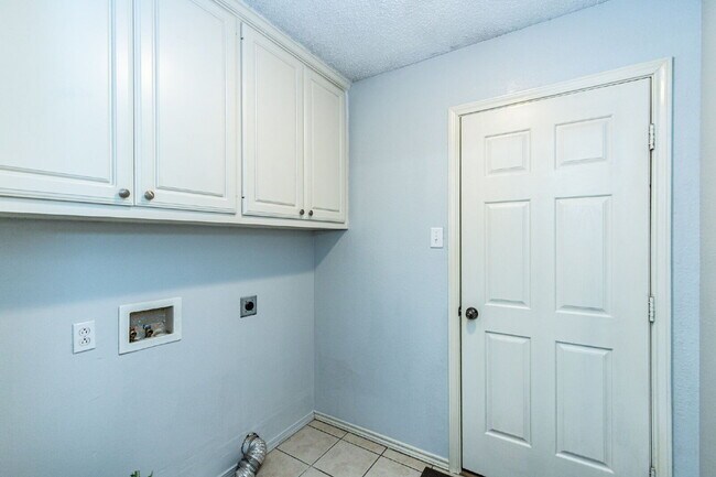 Building Photo - Beautifully remodeled 2/2/2 in very upscal...