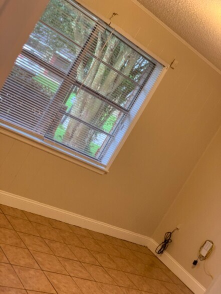 Building Photo - 301 Cascade Dr
