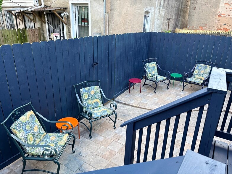 Shared courtyard 2 - 1239 W Lombard St