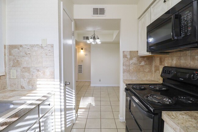 Building Photo - 1 Bed | 1 Bath in South Tulsa!