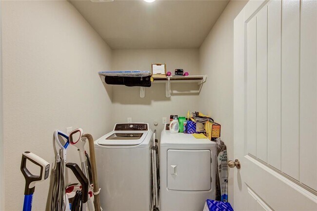 Building Photo - 9011 Hemlock Dr