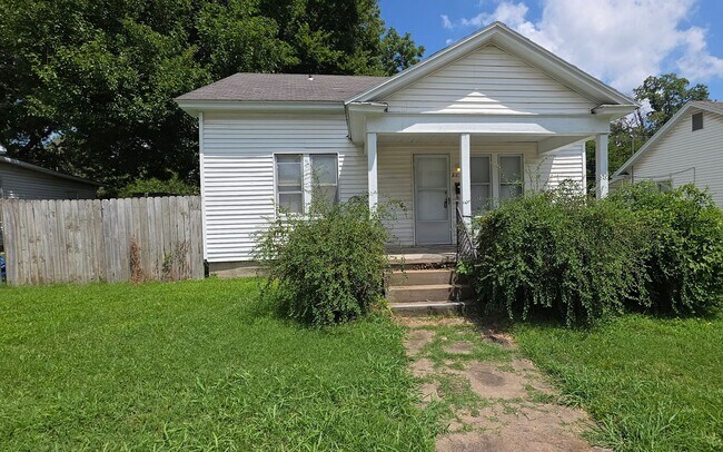Building Photo - 2 Bedroom 1 Bathroom home;  $725!