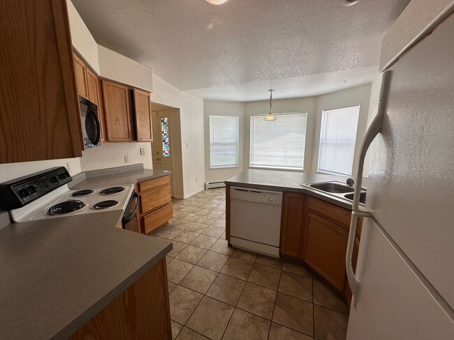 Building Photo - Charming 3 bed 2 bath home!!
