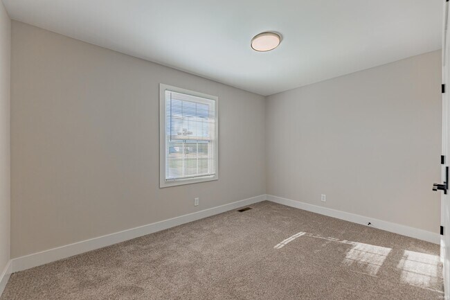 Building Photo - 441 Lawrence Dr