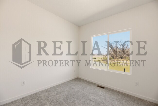 Building Photo - 5241 N Pinecrest Ct