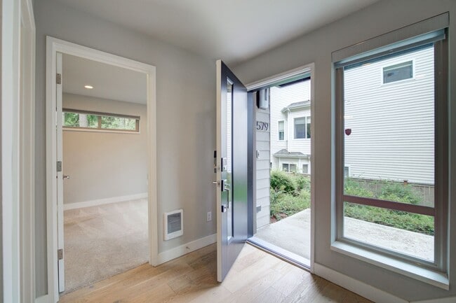 Building Photo - 4Bd/3Ba Bellevue Townhouse