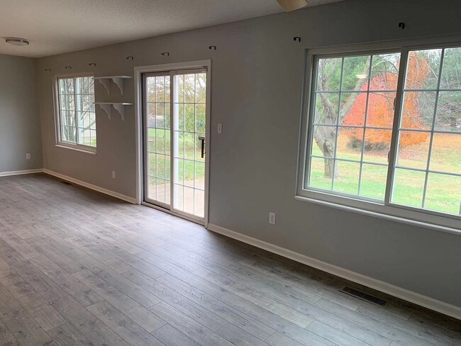 Building Photo - 3233 S Southern Oaks Dr
