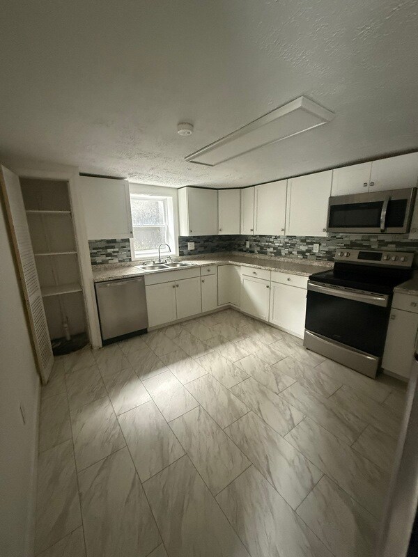 Building Photo - 1300-1330 Windsor Avenue - 1302 B