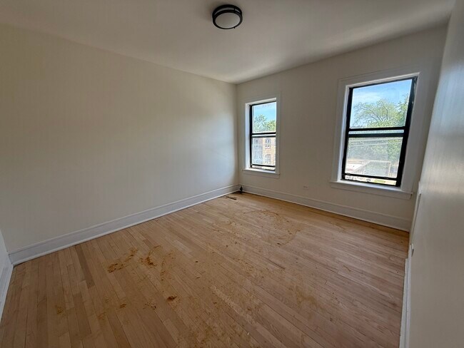 Building Photo - 7351 N Damen Ave