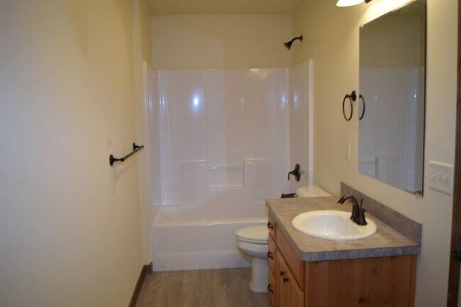 Building Photo - Newer 3 Bedroom 2.5 Bath Townhome Close to shopping!