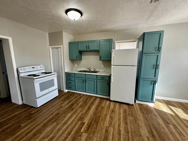 Building Photo - 2 Bedroom House for Rent