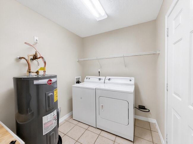 Building Photo - 977 Scenic Oak Ln