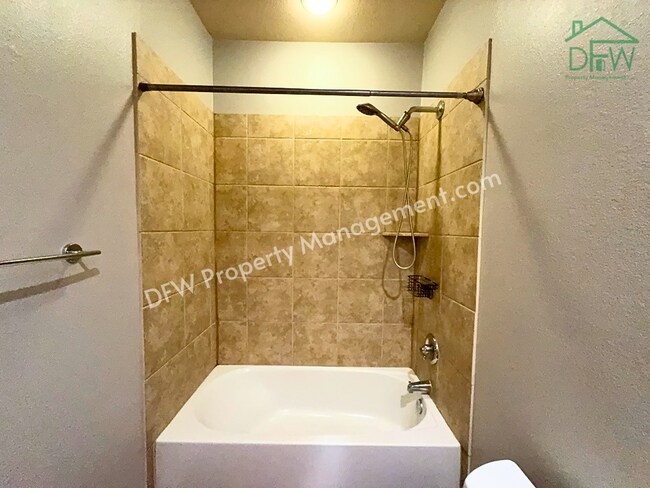 Building Photo - Elegant and Spacious 2-Bedroom Townhome with Rooftop View in Dallas