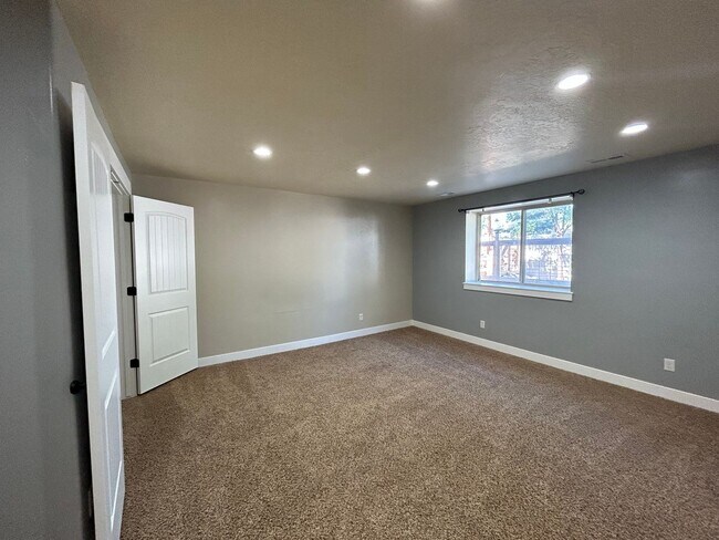 Building Photo - 221 780 E