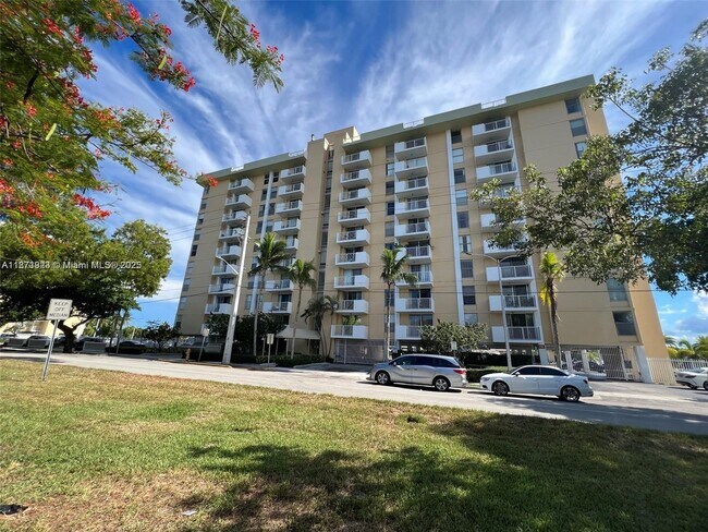 Primary Photo - 2000 NE 135th St