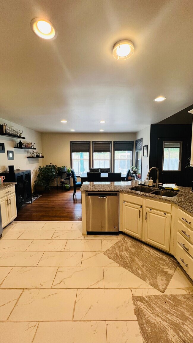 Updated Kitchen/Eat In with stainless steel appliances - 159 Brookview Cir