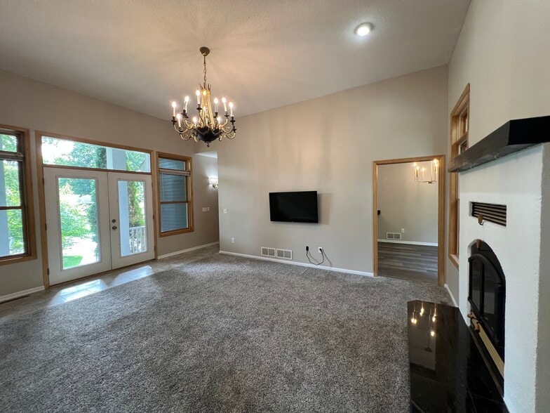 Living Room - 118 S Shannon Dr