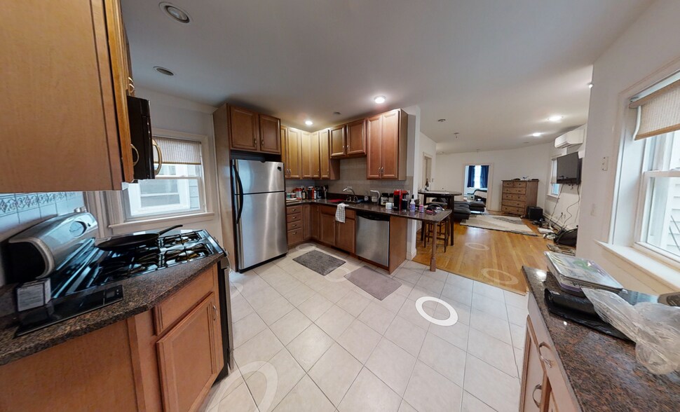 Primary Photo - 164 L St