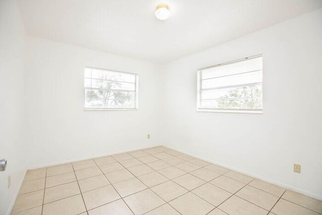 Building Photo - Beautiiful Palm Gardens 2 bedroom, 1 bath ...