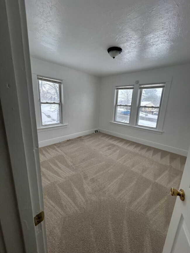 Building Photo - 1st month free w/ 2 or 3 year lease on lar...