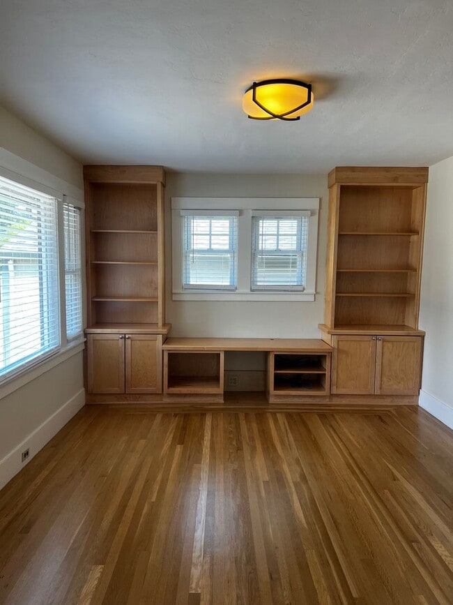 Building Photo - ** MOVE IN SPECIAL $500 OFF THE FIRST MONT...