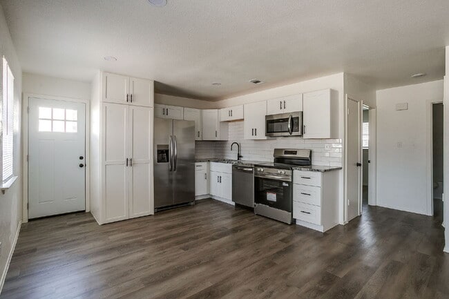 Building Photo - Charming 2 Bedroom Duplex in Westworth Village