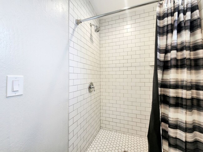 Building Photo - 3 Bedroom in Santa Rosa with Air Conditioning