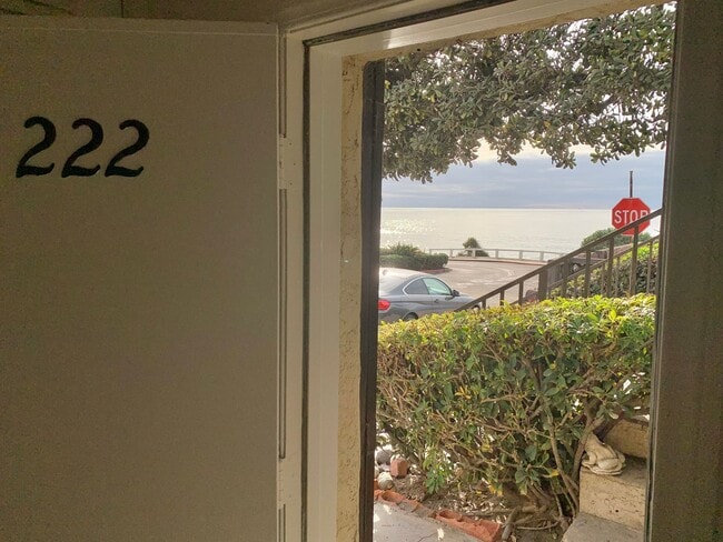 Building Photo - 1BD/1BA LA JOLLA COTTAGE ACROSS FROM WINDANSEA! AVAILABLE JUNE FOR $2,895/mo!