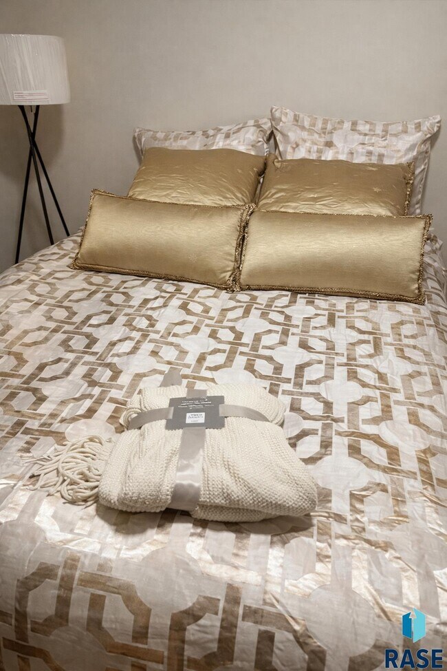 Building Photo - 920 S Summit Ave