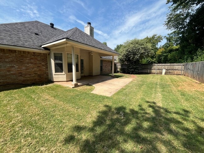 Building Photo - 1050 Azalea Garden Dr
