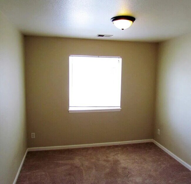 Building Photo - ***COMING SOON***  Spacious, Pet-Friendly 3 bed, 2 bath duplex in Englewood!