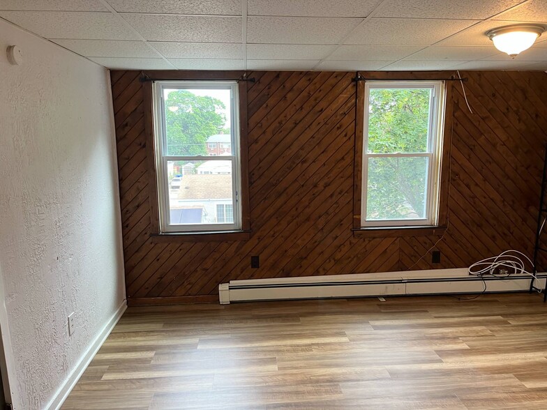 Living room - 658 Central Ave